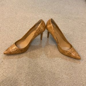 NWT - Lauren Ralph Lauren tan wood-like pump